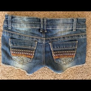 Jean shorts with detail on pockets!